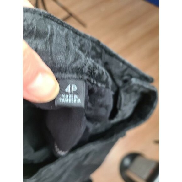 SIMPLY Vera Vera Wang Black Floral Textured Cropped Denim Jeans Size 4P - Picture 7 of 8